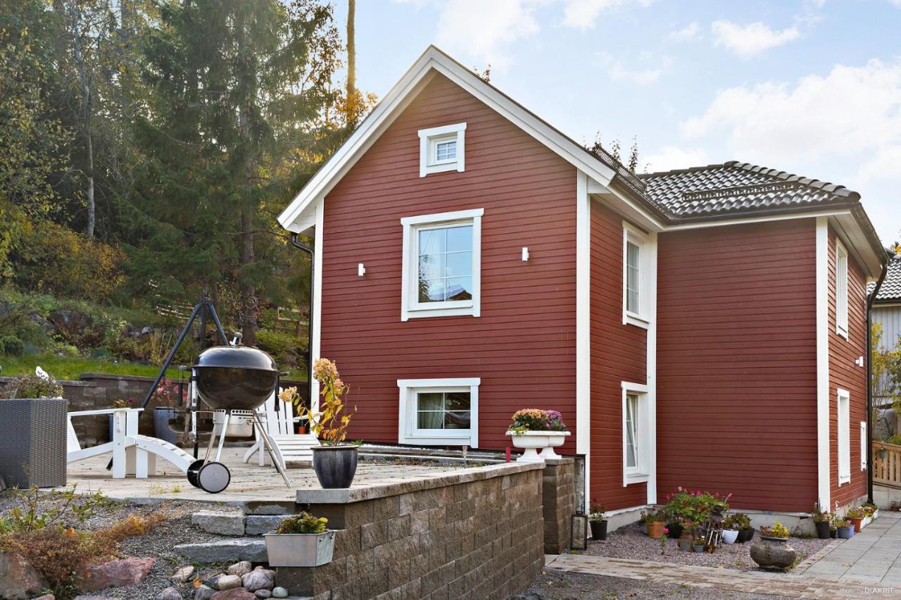 Charming Apartment In A Red House In 스톡홀름 외부 사진